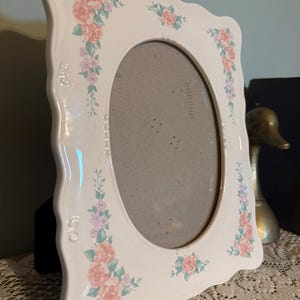 Vintage Oval Ceramic Picture Frame with Pink Roses – Cottagecore Home Decor