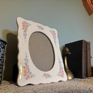 Vintage Oval Ceramic Picture Frame with Pink Roses – Cottagecore Home Decor
