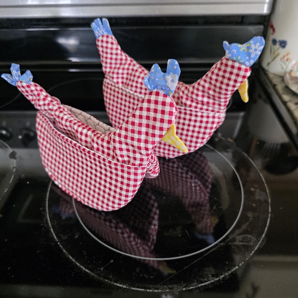 Single Handmade Chicken Oven Mitt – Red Checkered Fabric- Farmhouse Kitchen Decor