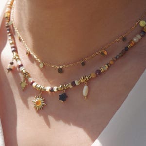 Conjunto de collar en capas de ojo de tigre: gargantilla bohemia con piedras preciosas y cadena de disco dorada.