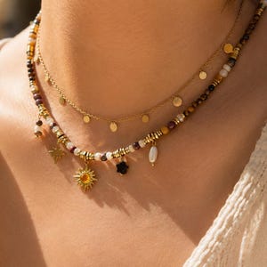 Conjunto de colar em camadas com olho de tigre: gargantilha boho com pedra preciosa e corrente de disco dourado.