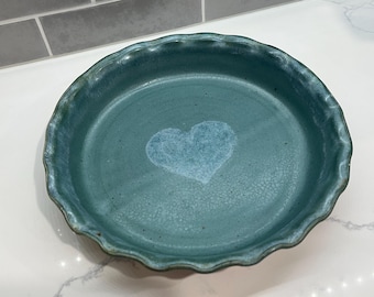 Plato para tarta de cerámica de estudio firmado: cerámica azul festoneada con corazón
