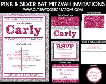 Könnte beinhalten: Rosa-silberne Bat-Mitzvah-Einladungen mit passenden Dankeskarten, RSVP-Karten, Tischkarten, Kuvertfutter und Aufklebern. Die Einladungen zeigen den Namen "Carly" in einer glitzernden rosa Schriftart, mit Veranstaltungsdetails.