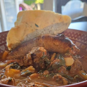 Ragu de linguiça italiana, almôndegas e presunto - um jantar reconfortante que pode ser preparado com antecedência para facilitar o preparo da refeição!