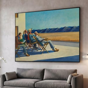 Puede incluir: Un cuadro enmarcado que representa a un grupo de personas sentadas en sillas de madera sobre un patio de hormigón, mirando hacia una cordillera lejana. La escena presenta un cielo azul brillante, un campo dorado y figuras con ropa formal y sombreros.