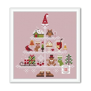 Może przedstawiać: Wzór haftu krzyżykowego przedstawiający choinkę z różnymi ozdobami świątecznymi. Drzewko zdobi czerwony kardynał, piernikowy ludzik, prezenty i inne świąteczne elementy. Tło jest w kolorze jasnoróżowym.