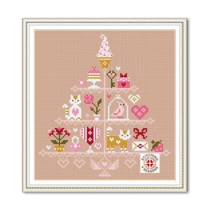 Może przedstawiać: Wzór do haftu krzyżykowego przedstawiający różowo-biały stojak z wieloma uroczymi elementami, w tym kotem, ptakiem, ciastem i sercem. Stojak jest ozdobiony różowymi i białymi sercami oraz kwiatami. Wzór nosi tytuł "Stitching 4 Seasons".