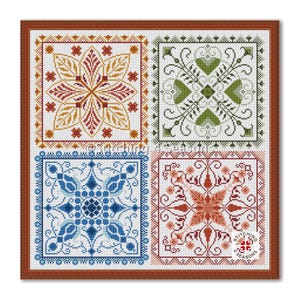 Può includere: Quattro motivi a punto croce, ognuno in uno schema di colori diverso, sono visualizzati in una cornice quadrata. I motivi sono "Autunno", "Inverno", "Primavera" e "Estate".