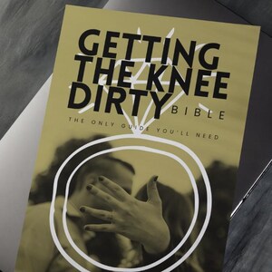Puede incluir: Un póster amarillo y negro con el texto "Getting the Knee Dirty Bible The Only Guide You'll Need". El póster tiene un círculo blanco con un círculo negro dentro. La imagen dentro del círculo está borrosa, pero parece ser una mano extendida.