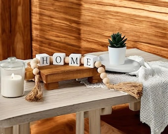 Guirnalda rústica de bendición familiar con cuentas de madera grabadas y borlas para decorar el hogar y las estanterías.