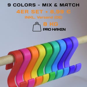 Peut inclure: Une rangée de neuf crochets en forme de S dans un spectre de couleurs incluant rouge, rose, orange, jaune, vert clair, turquoise, bleu et violet, suspendus à une tige en bois. Le texte indique 9 COLORS - MIX & MATCH, 4ER SET, 8 KG PRO HAKEN.