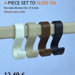 Op de afbeelding: Een 4-delige set ovale S-haken in wit, beige, bruin en zwart, ontworpen om op stangen van 30 mm of 16-17,5 mm te schuiven. De tekst luidt OVAL S-HOOKS 4-PIECE SET TO SLIDE ON, For rods 30 mm/16-17.5 mm, Choose your color, en 12,49 €.