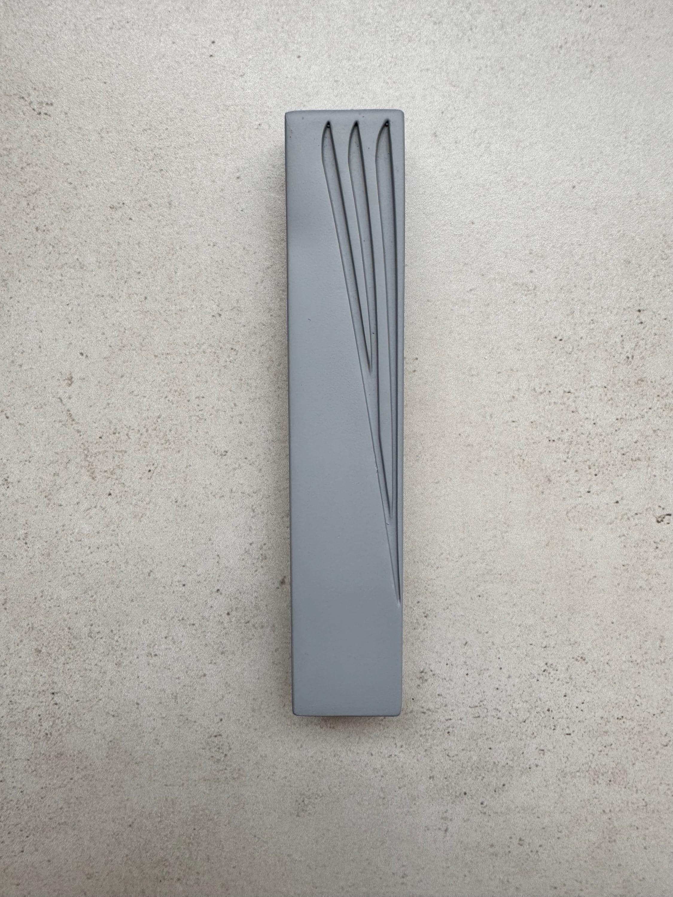 Graue Polymer Mesusa in Betonoptik: Handgemachtes jüdisches Geschenk aus Israel