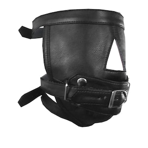 Op de afbeelding: Zwart leren masker met een driehoekige uitsparing boven het oog en verstelbare bandjes. Het masker heeft een gespsluiting en is ontworpen om rond het gezicht te passen. Het leer heeft een getextureerde uitstraling.