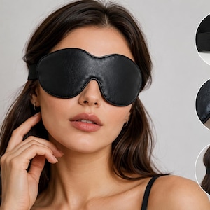 Puede incluir: Un antifaz para dormir negro con una textura suave similar al cuero y forma contorneada. El antifaz cuenta con una banda elástica negra ancha y ajustable con un deslizador de plástico para un ajuste seguro y un puente nasal curvo.