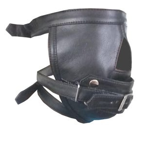 Op de afbeelding: Zwarte leren muilkorf met een gebogen ontwerp en een open gedeelte voor de neus. De muilkorf heeft verstelbare riemen met metalen gespen en een drukknoopsluiting. Het product is ontworpen om rond de snuit te passen.