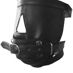 Op de afbeelding: Zwart leren masker met een driehoekige oogopening en verstelbare bandjes. Het masker heeft een gespsluiting en is ontworpen om het onderste deel van het gezicht te bedekken. Het materiaal lijkt glad en het algehele ontwerp is strak.