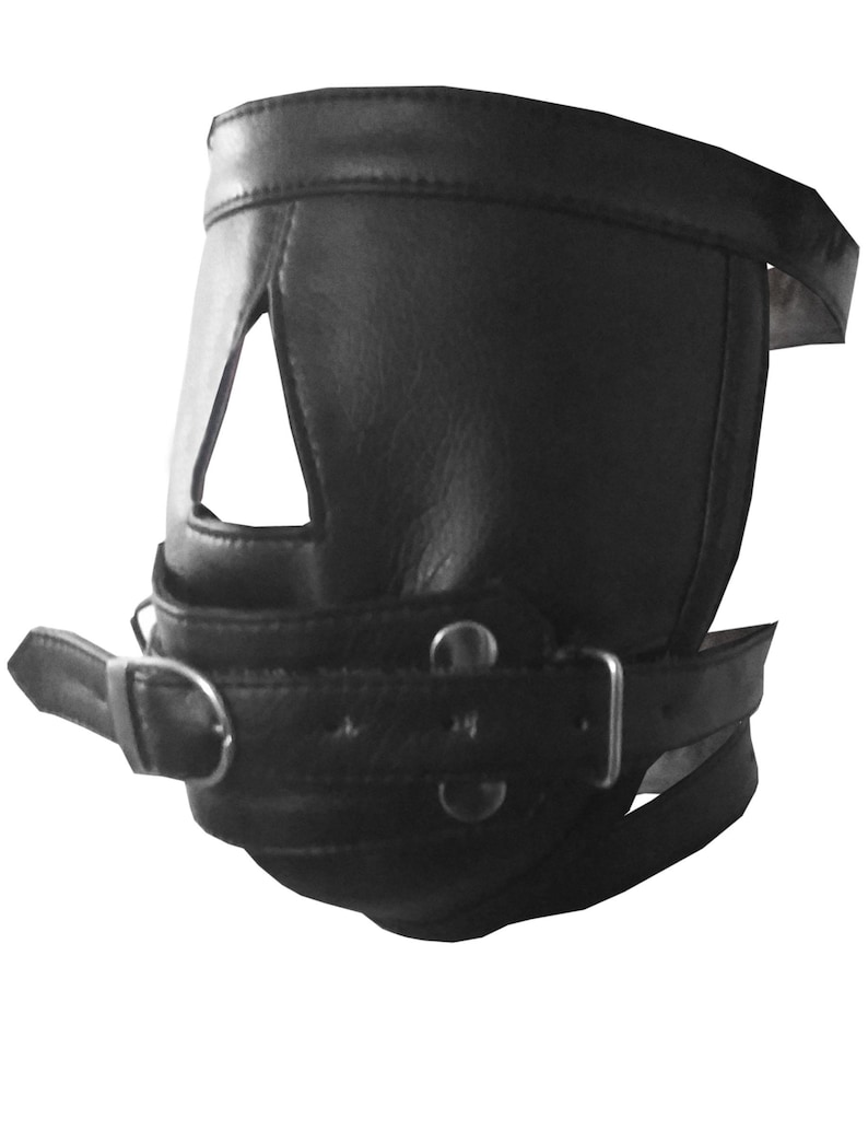 Op de afbeelding: Zwart leren masker met een driehoekige oogopening en verstelbare bandjes. Het masker heeft een gespsluiting en is ontworpen om het onderste deel van het gezicht te bedekken. Het materiaal lijkt glad en het algehele ontwerp is strak.