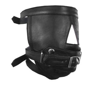 Op de afbeelding: Een zwart leren masker met een driehoekige uitsparing over de neus. Het masker heeft verstelbare bandjes en een gespsluiting. Het leer lijkt getextureerd.