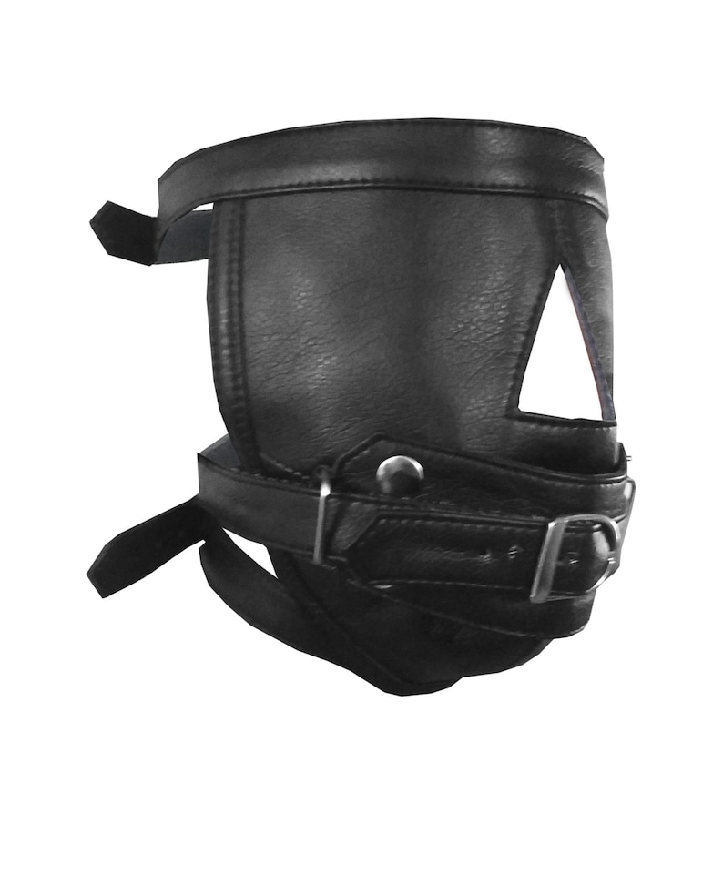 Op de afbeelding: Een zwart leren masker met een driehoekige uitsparing over de neus. Het masker heeft verstelbare bandjes en een gespsluiting. Het leer lijkt getextureerd.