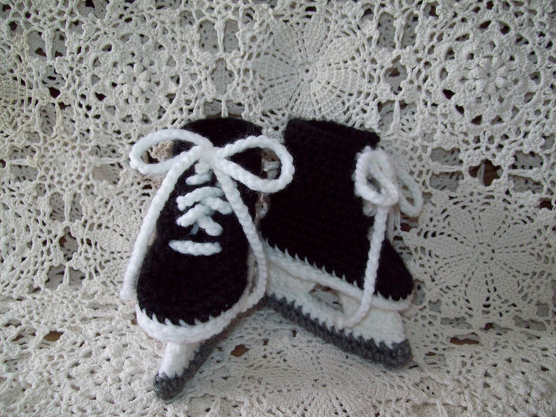 Ishockeyskridskor Baby Spädbarn Nyfödd Virkade Stövlar Unik Babyshower Gåva *FOTO REKVISITA* bild 1