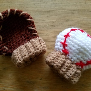 Gehäkelte Baseball & Handschuh Fäustlinge Mitts Photo Prop Neugeborene Säugling Baby HINZUFÜGEN PERSONALISIERTE INITIALEN Einzigartiges Baby-Dusche-Geschenk für Baseball-Fan