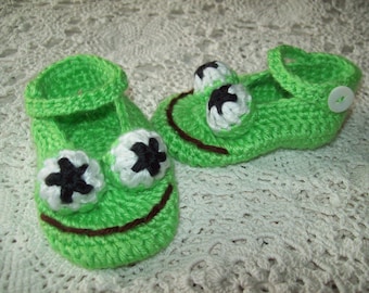 Hand Crochet Girl or Boy Baby Infant Happy FROG BOOTIES A Unique Baby Shower Gift Photo Prop Green Shoes with A Strap and Button