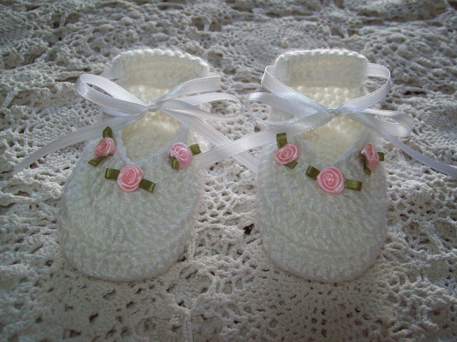 white & pink rose flower ballet slippers satin ribbon hand crochet baby girl booties