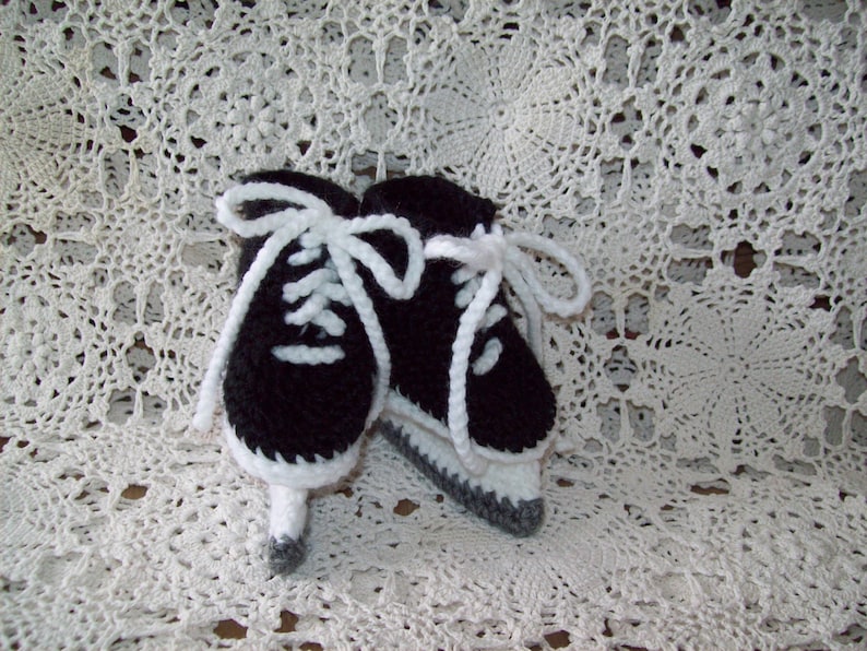 Ishockeyskridskor Baby Spädbarn Nyfödd Virkade Stövlar Unik Babyshower Gåva *FOTO REKVISITA* bild 2