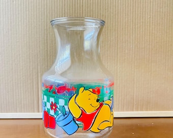 ヴィンテージ ディズニー くまのプーさん＆イーヨー ガラス ジュースカラフェ – アンカーホッキング デキャンタ – レトロ 漫画 キッチン用品
