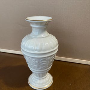 Vaso a bocciolo della collezione Lenox Athenian – Vaso in porcellana da 6,75 pollici prodotto negli Stati Uniti – Vaso Lenox bianco avorio vintage – Elegante vaso floreale