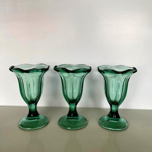 Vintage Anchor Hocking Green Tulip Sundae Glasses – Set of 3 | Retro Dessert Cups | Mid Century Glassware | Ice Cream Parfait Dishes