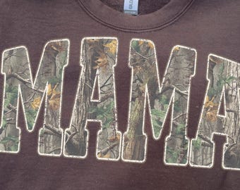 Camiseta estilo cacería vintage estilo western PNG, diseño moderno para mamá, estampado de camuflaje por sublimación, estilo retro de caza con efecto desgastado, ideal para la temporada de otoño.
