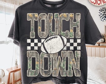 Imagen PNG de touchdown de fútbol americano a cuadros con estampado de camuflaje, imagen PNG de fútbol americano de moda para el día del partido, diseño de sublimación deportiva para la temporada de otoño, imagen PNG de camiseta deportiva desgastada para mamá
