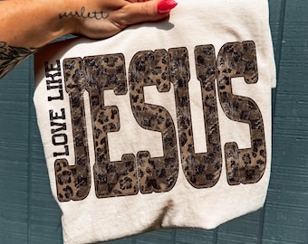 PNG de estampado a cuadros de leopardo "Ama como Jesús", diseño de camiseta cristiana, PNG de fe religiosa retro y moderna