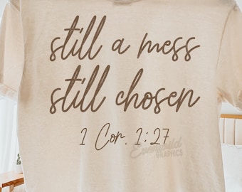 Todavía un desastre, todavía elegido PNG desgastado, diseño de camiseta cristiana retro y caprichosa, sublimación del versículo bíblico de 1 Corintios, descarga digital de fe