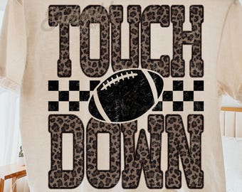 Imagen PNG de touchdown de fútbol a cuadros de leopardo, imagen PNG de fútbol moderno para el día del partido, diseño de sublimación para deportes de otoño, imagen PNG de camiseta desgastada para mamá deportista
