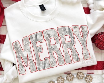 PNG de Navidad con estampado de camuflaje, PNG de Navidad a la moda, diseño de camiseta navideña, PNG de Navidad retro desgastada, PNG de diseño de sublimación para vacaciones de invierno