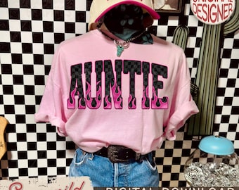 Diseño PNG moderno y retro de tía en color rosa con letras desgastadas y estampado a cuadros (descarga digital)