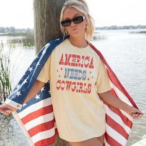 Retro Western America Needs Cowgirls PNG, Patriotyczny PNG, Koszulka Retro 4 lipca, Zniszczone PNG na koszulki, Dzień Niepodległości, Dzień Pamięci zdjęcie 8