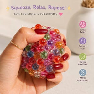 K&ouml;nnte beinhalten: Ein runder, durchsichtiger Stressball, gef&uuml;llt mit bunten, durchscheinenden Perlen in Rot, Orange, Gr&uuml;n, Blau und Violett. Der Text lautet: Squeeze, Relax, Repeat! Soft, stretchy, and so satisfying. Symbole stehen f&uuml;r Stress Relief, Sensory Play, Safe & Non-Toxic und ASMR Satisfaction.