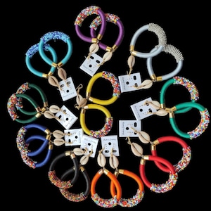 Brincos Maasai sortidos, joias de destaque com contas e conchas de búzios (50 pares)