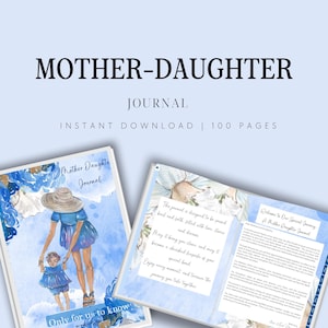 Könnte beinhalten: Ein Mutter-Tochter-Journal mit einer Aquarellillustration einer Mutter und eines Kindes in blauen Kleidern. Das Journalcover trägt die Aufschrift "Mother-Daughter Journal" und "Only for us to know". Die offenen Journalseiten enthalten Text über Liebe und Erinnerungen.