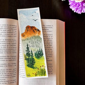 Lesezeichen, Original Aquarell Berglandschaft, handgemachtes Lesezeichen, Illustration Tannenbaum Blumen Vögel, Geschenk für Leser