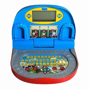 Könnte beinhalten: Blau-roter Thomas die kleine Lokomotive Spielzeug-Laptop mit Tastatur, Bildschirm und Zuggrafiken. Verfügt über eine Tastatur mit Buchstaben, Zahlen und Knöpfen zum Thema Zug. Enthält einen kleinen Bildschirm und Zugbilder.
