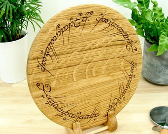 Tabla de cortar grande de El Señor de los Anillos - Anillo de Poder grabado - Tabla de cortar de roble de 30 cm (12"), hecha a mano por Life UK