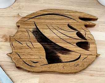 Handgefertigtes Schneidebrett mit Drachen Gravur: Fantasy Küche Geschenk für Hobbit und Game of Thrones Liebhaber