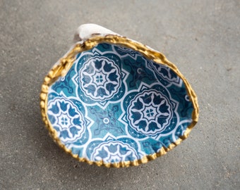 Small shell ring dish - Decoupaged shell - Blue, white and gold - Cockle clam shell
