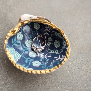 Small shell ring dish Decoupaged shell Blue flowers and gold Cockle clam shell image 2