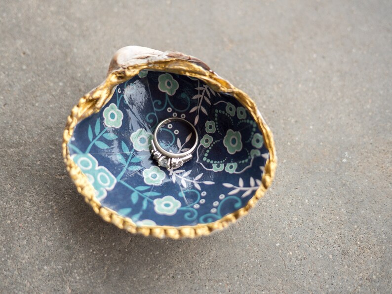 Small shell ring dish Decoupaged shell Blue flowers and gold Cockle clam shell image 2